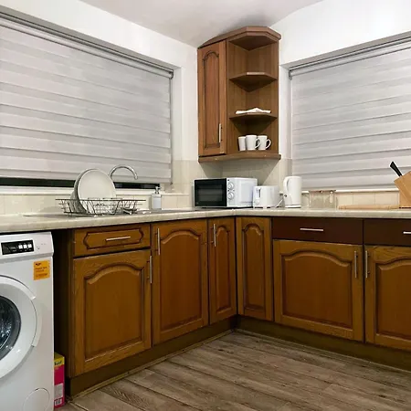 Lovely Spacious House Family & Contractor Friendly 3 Bedroom Near Centre Sleeps 8