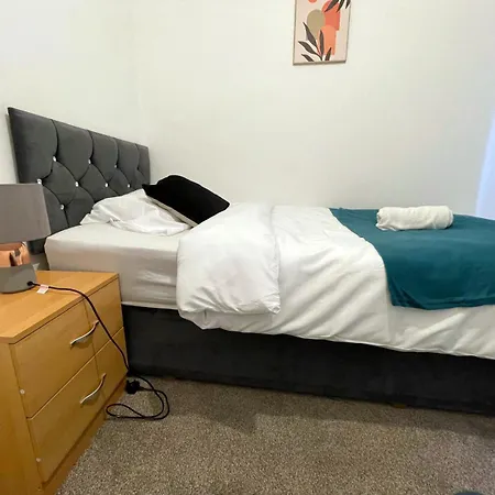 Lovely Spacious House Family & Contractor Friendly 3 Bedroom Near Centre Sleeps 8 Σπίτι διακοπών