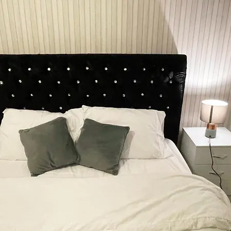 Lovely Spacious House Family & Contractor Friendly 3 Bedroom Near Centre Sleeps 8 *