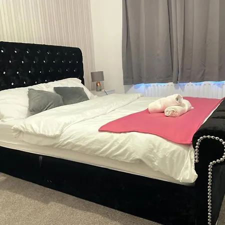 Lovely Spacious House Family & Contractor Friendly 3 Bedroom Near Centre Sleeps 8 Σπίτι διακοπών *