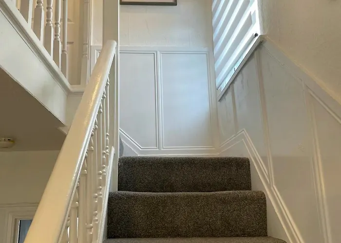 Lovely Spacious House Family & Contractor Friendly 3 Bedroom Near Centre Sleeps 8 * Λιντς