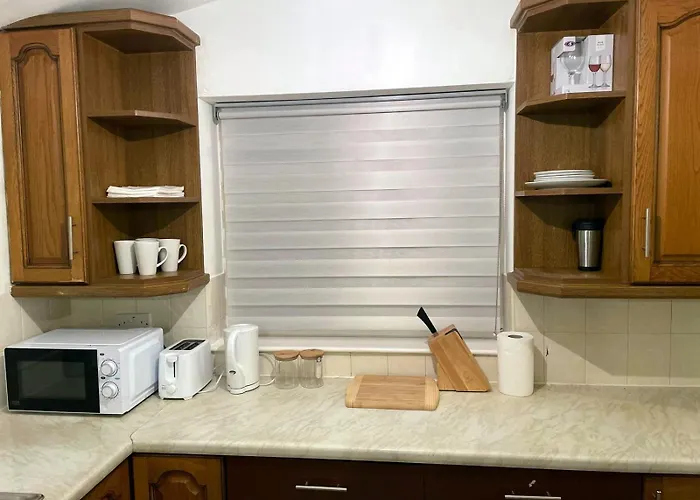 Σπίτι διακοπών Lovely Spacious House Family & Contractor Friendly 3 Bedroom Near Centre Sleeps 8