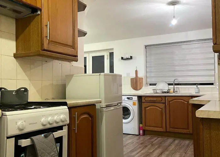 Lovely Spacious House Family & Contractor Friendly 3 Bedroom Near Centre Sleeps 8 Σπίτι διακοπών *