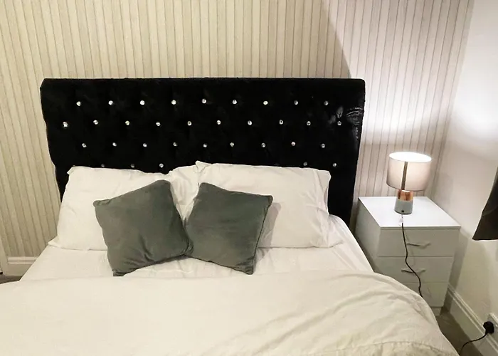 Lovely Spacious House Family & Contractor Friendly 3 Bedroom Near Centre Sleeps 8 *