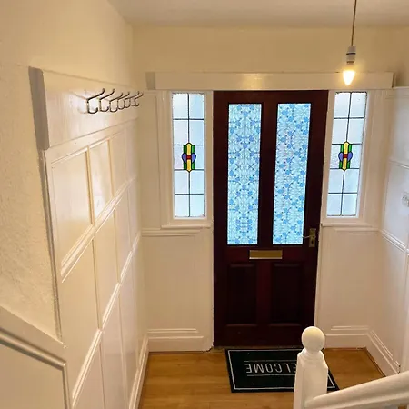 Lovely Spacious House Family & Contractor Friendly 3 Bedroom Near Centre Sleeps 8 Semesterbostad