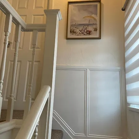 Lovely Spacious House Family & Contractor Friendly 3 Bedroom Near Centre Sleeps 8 *