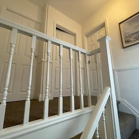 Lovely Spacious House Family & Contractor Friendly 3 Bedroom Near Centre Sleeps 8 *