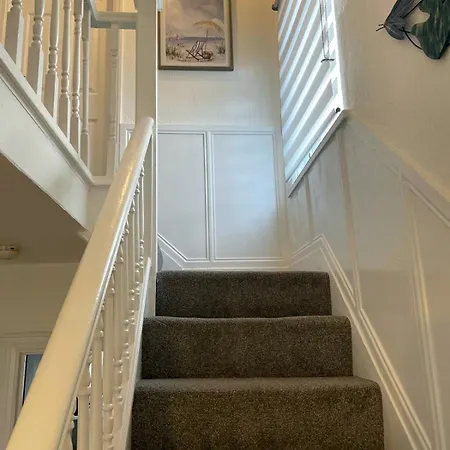 Lovely Spacious House Family & Contractor Friendly 3 Bedroom Near Centre Sleeps 8 * Leeds (West Yorkshire)