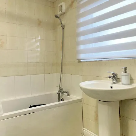 Semesterbostad Lovely Spacious House Family & Contractor Friendly 3 Bedroom Near Centre Sleeps 8 *