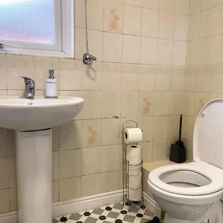 Semesterbostad Lovely Spacious House Family & Contractor Friendly 3 Bedroom Near Centre Sleeps 8 Leeds (West Yorkshire)