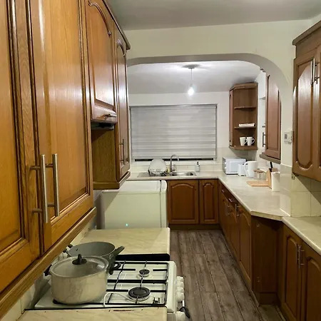 Lovely Spacious House Family & Contractor Friendly 3 Bedroom Near Centre Sleeps 8 Vakantiehuis