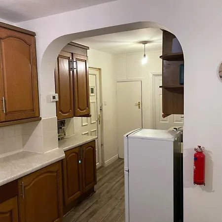 Lovely Spacious House Family & Contractor Friendly 3 Bedroom Near Centre Sleeps 8 Semesterbostad