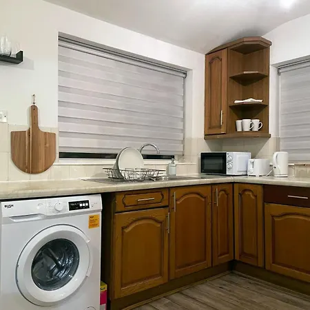 Lovely Spacious House Family & Contractor Friendly 3 Bedroom Near Centre Sleeps 8 *