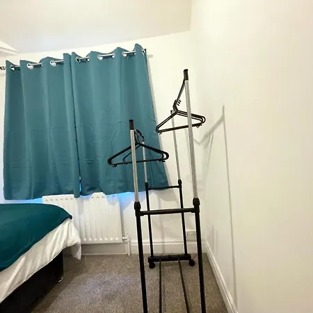 Semesterbostad Lovely Spacious House Family & Contractor Friendly 3 Bedroom Near Centre Sleeps 8