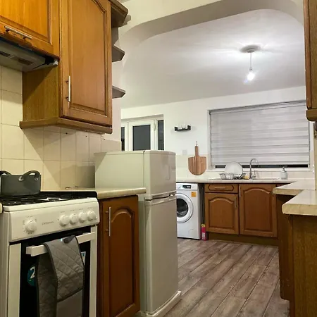 Lovely Spacious House Family & Contractor Friendly 3 Bedroom Near Centre Sleeps 8 בית נופש *