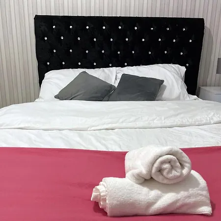 Lovely Spacious House Family & Contractor Friendly 3 Bedroom Near Centre Sleeps 8 בית נופש *