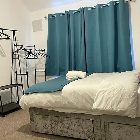 Semesterbostad Lovely Spacious House Family & Contractor Friendly 3 Bedroom Near Centre Sleeps 8 Leeds (West Yorkshire)