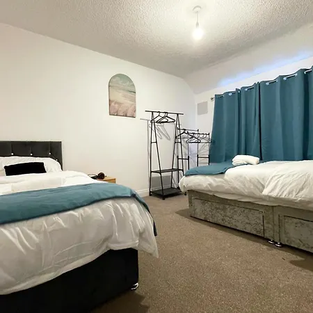 Lovely Spacious House Family & Contractor Friendly 3 Bedroom Near Centre Sleeps 8 Semesterbostad *