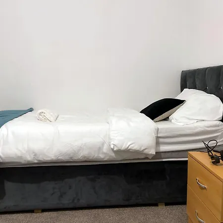 Lovely Spacious House Family & Contractor Friendly 3 Bedroom Near Centre Sleeps 8 בית נופש לידס