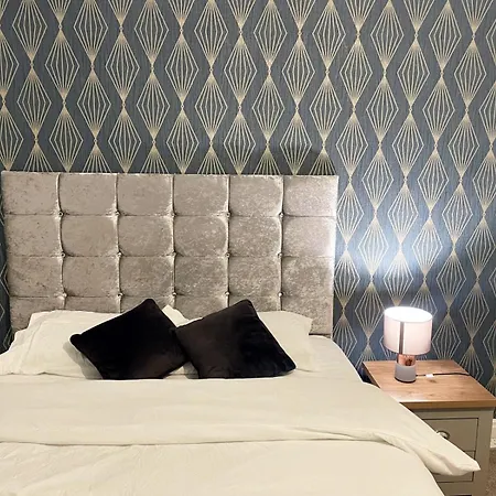 Lovely Spacious House Family & Contractor Friendly 3 Bedroom Near Centre Sleeps 8 Semesterbostad