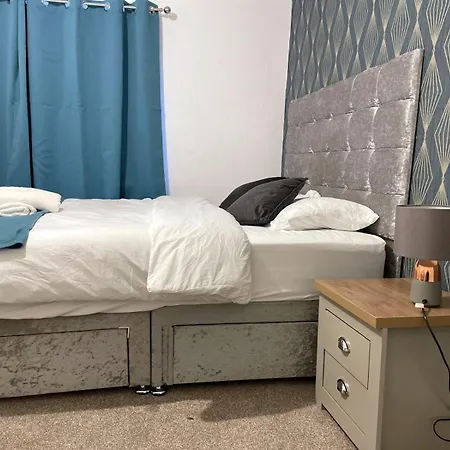 Semesterbostad Lovely Spacious House Family & Contractor Friendly 3 Bedroom Near Centre Sleeps 8 *