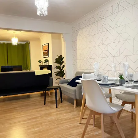 Lovely Spacious House Family & Contractor Friendly 3 Bedroom Near Centre Sleeps 8 *