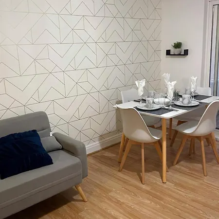 Lovely Spacious House Family & Contractor Friendly 3 Bedroom Near Centre Sleeps 8