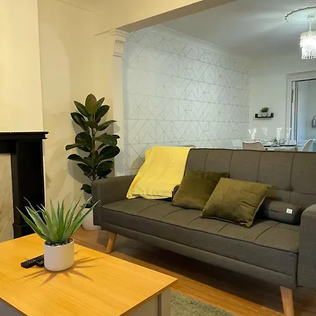 Semesterbostad Lovely Spacious House Family & Contractor Friendly 3 Bedroom Near Centre Sleeps 8 *