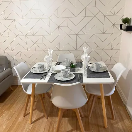 Lovely Spacious House Family & Contractor Friendly 3 Bedroom Near Centre Sleeps 8 *