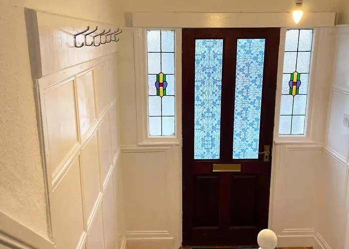 Lovely Spacious House Family & Contractor Friendly 3 Bedroom Near Centre Sleeps 8 בית נופש