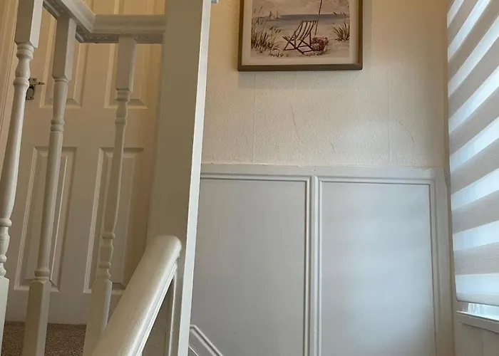 Lovely Spacious House Family & Contractor Friendly 3 Bedroom Near Centre Sleeps 8 *