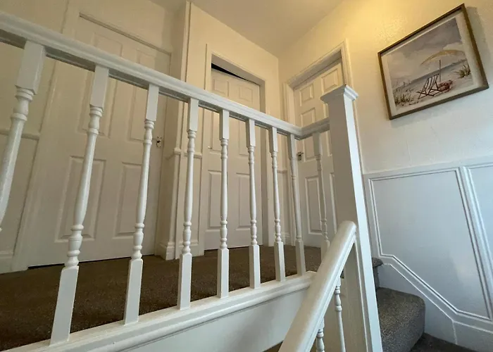 Lovely Spacious House Family & Contractor Friendly 3 Bedroom Near Centre Sleeps 8 *