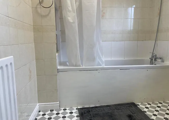 Lovely Spacious House Family & Contractor Friendly 3 Bedroom Near Centre Sleeps 8 בית נופש *