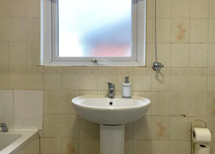 Lovely Spacious House Family & Contractor Friendly 3 Bedroom Near Centre Sleeps 8 לידס