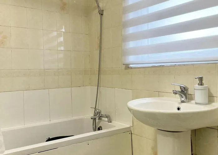 בית נופש Lovely Spacious House Family & Contractor Friendly 3 Bedroom Near Centre Sleeps 8 *