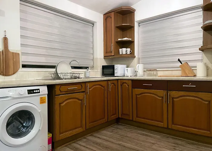 Lovely Spacious House Family & Contractor Friendly 3 Bedroom Near Centre Sleeps 8