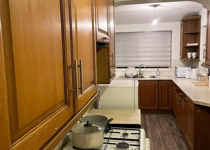 Lovely Spacious House Family & Contractor Friendly 3 Bedroom Near Centre Sleeps 8 Semesterbostad