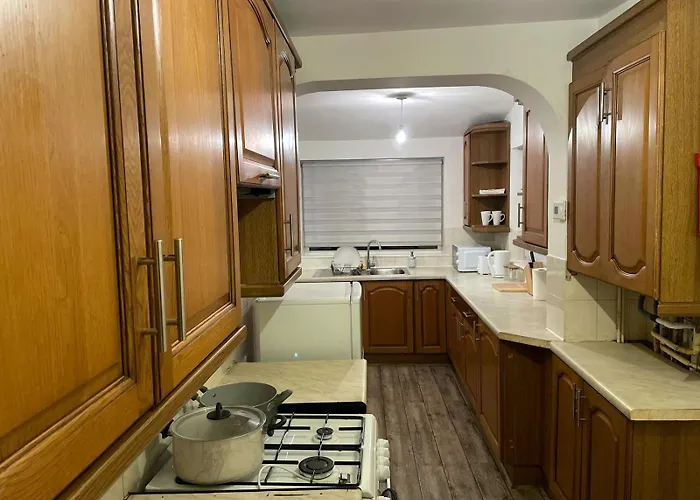 Lovely Spacious House Family & Contractor Friendly 3 Bedroom Near Centre Sleeps 8 Holiday home