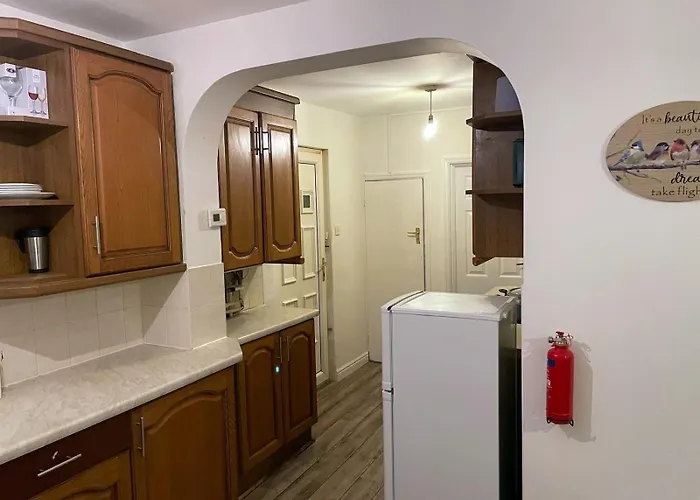 Lovely Spacious House Family & Contractor Friendly 3 Bedroom Near Centre Sleeps 8 בית נופש