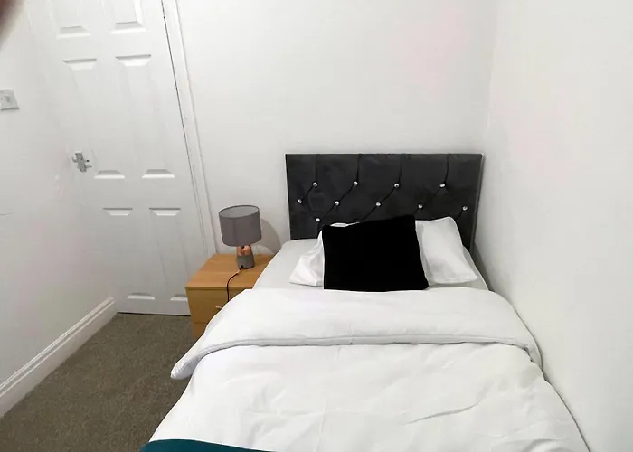 Lovely Spacious House Family & Contractor Friendly 3 Bedroom Near Centre Sleeps 8 Semesterbostad *