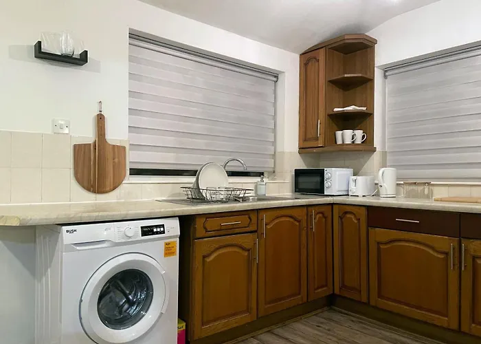 Lovely Spacious House Family & Contractor Friendly 3 Bedroom Near Centre Sleeps 8 *