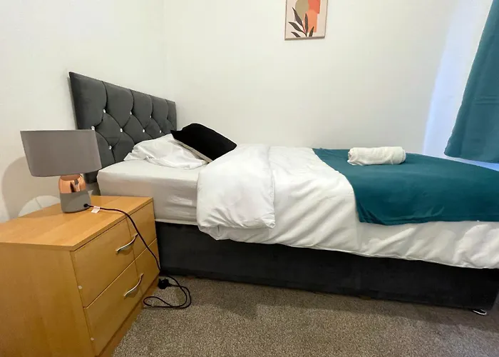 Lovely Spacious House Family & Contractor Friendly 3 Bedroom Near Centre Sleeps 8 Semesterbostad