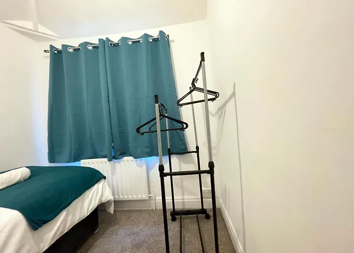 Holiday home Lovely Spacious House Family & Contractor Friendly 3 Bedroom Near Centre Sleeps 8