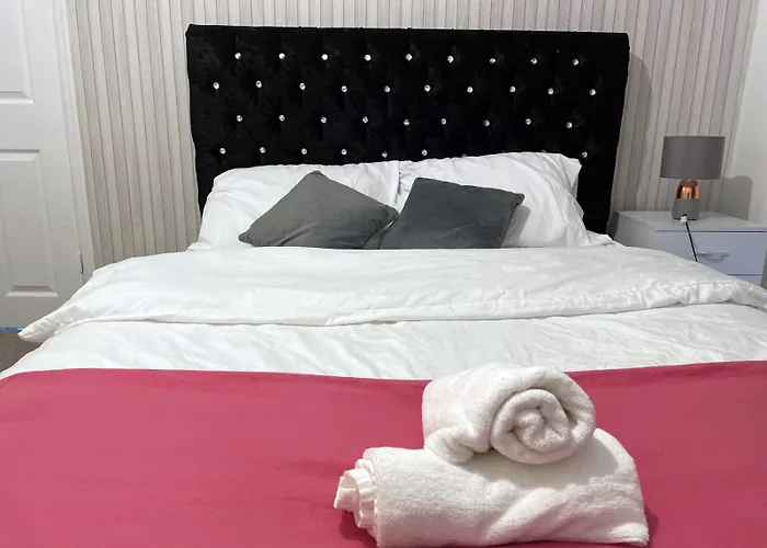 Lovely Spacious House Family & Contractor Friendly 3 Bedroom Near Centre Sleeps 8 בית נופש *