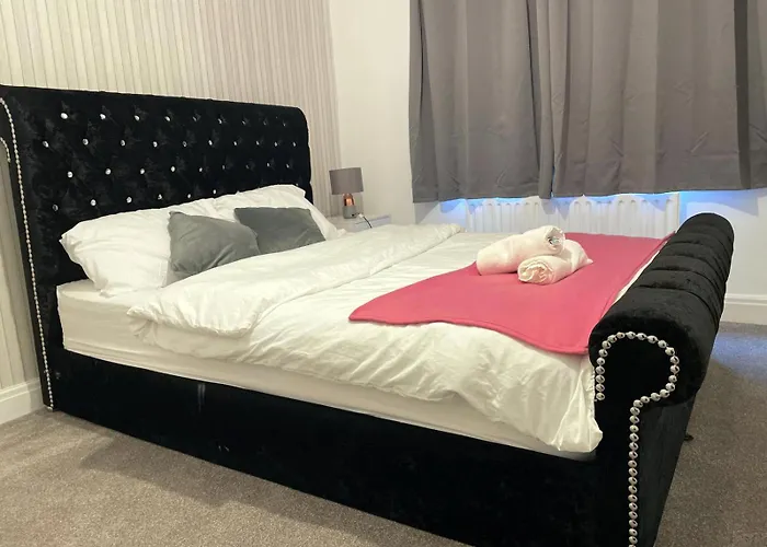 Lovely Spacious House Family & Contractor Friendly 3 Bedroom Near Centre Sleeps 8 בית נופש *