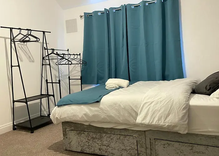 Holiday home Lovely Spacious House Family & Contractor Friendly 3 Bedroom Near Centre Sleeps 8 Leeds (West Yorkshire)