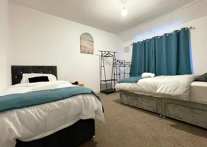 Lovely Spacious House Family & Contractor Friendly 3 Bedroom Near Centre Sleeps 8 בית נופש *