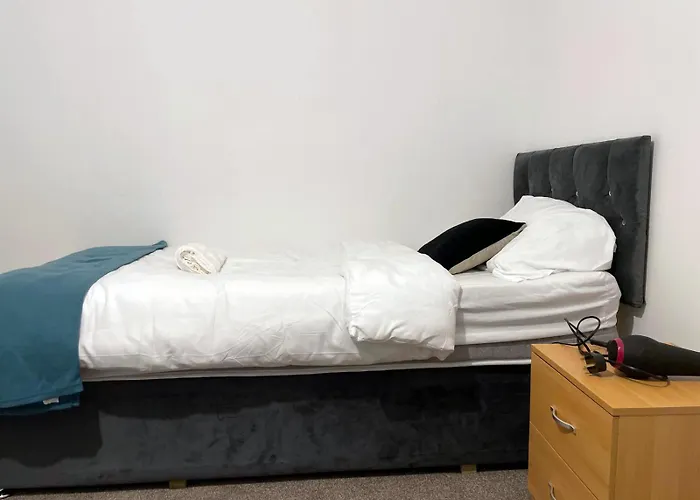 Lovely Spacious House Family & Contractor Friendly 3 Bedroom Near Centre Sleeps 8 Holiday home Leeds (West Yorkshire)