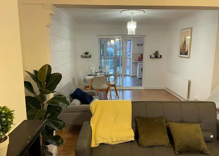 Lovely Spacious House Family & Contractor Friendly 3 Bedroom Near Centre Sleeps 8 * לידס