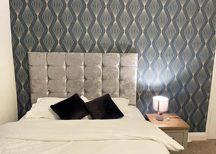 Lovely Spacious House Family & Contractor Friendly 3 Bedroom Near Centre Sleeps 8 Semesterbostad